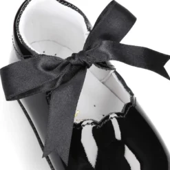 Mercedita bebé niña con lazo en piel charol NEGRO.