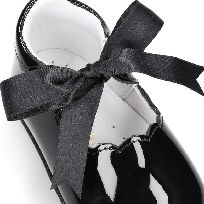Mercedita bebé niña con lazo en piel charol NEGRO.