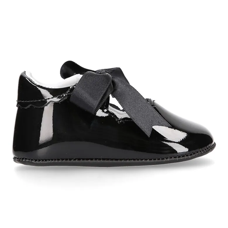 Mercedita bebé niña con lazo en piel charol NEGRO.