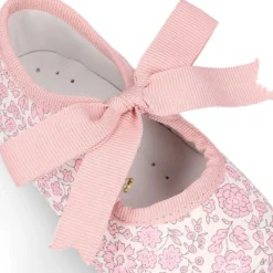 Mercedita bebé niña con lazo tipo angelito en lona LIBERTY.