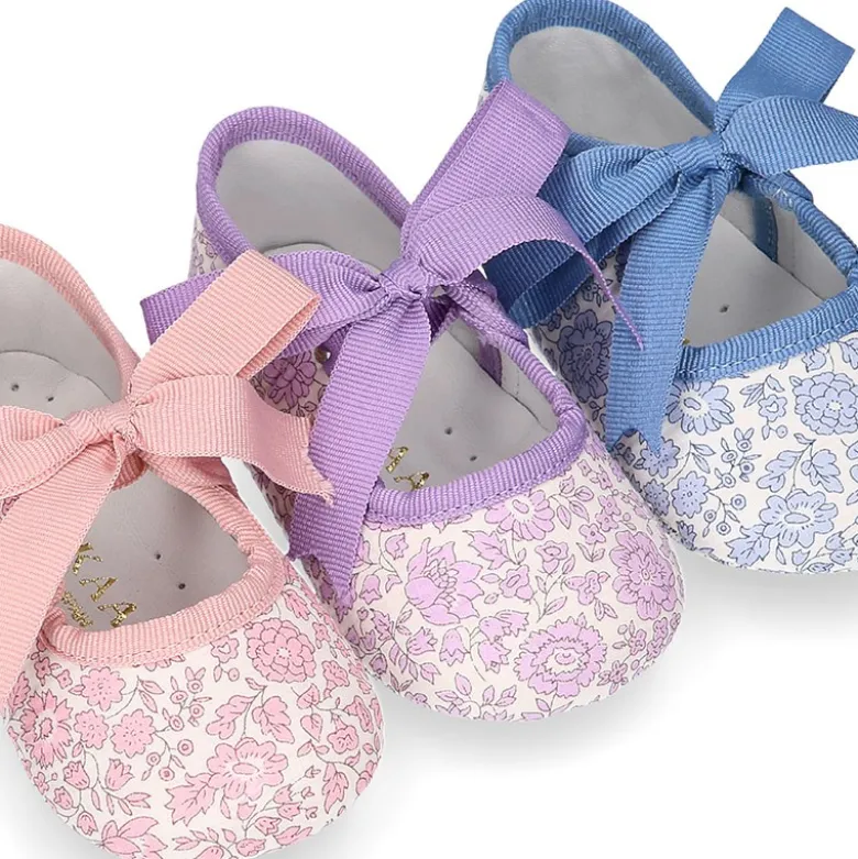 Mercedita bebé niña con lazo tipo angelito en lona LIBERTY.