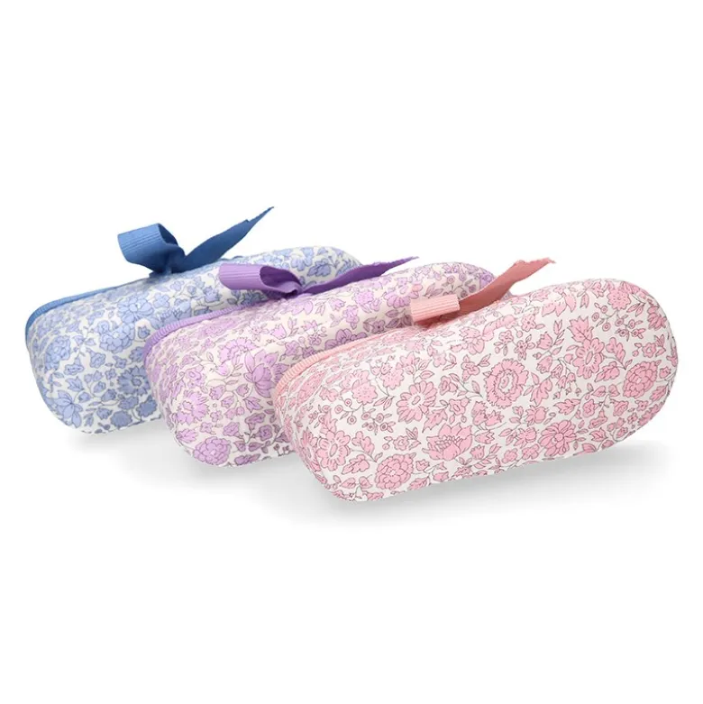 Mercedita bebé niña con lazo tipo angelito en lona LIBERTY.