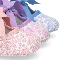 Mercedita bebé niña con lazo tipo angelito en lona LIBERTY.