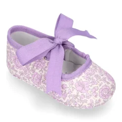 Mercedita bebé niña con lazo tipo angelito en lona LIBERTY.