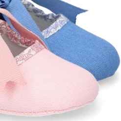 Mercedita bebé niña con lazo tipo angelito en lona algodón con LIBERTY.