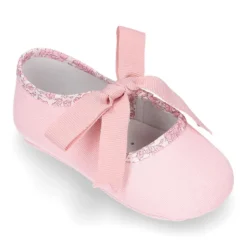 Mercedita bebé niña con lazo tipo angelito en lona algodón con LIBERTY.
