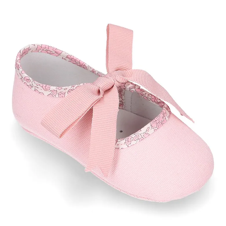Mercedita bebé niña con lazo tipo angelito en lona algodón con LIBERTY.