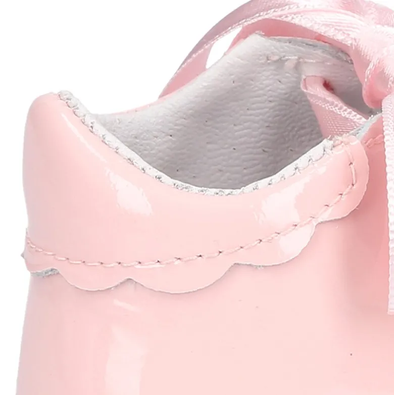 Mercedita bebé niña tipo angelito con ondas y lazo en piel charol.