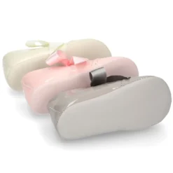 Mercedita bebé tipo angelito con ondas y lazos en piel charol.