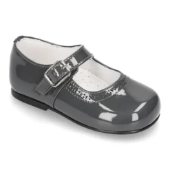 Mercedita clásica con picados y hebilla en piel charol.