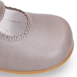 Mercedita clásica niña con botón en piel LAMINADA.