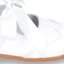Mercedita clásica tipo ANGELITO en piel charol BLANCO.