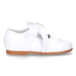Mercedita clásica tipo ANGELITO en piel charol BLANCO.
