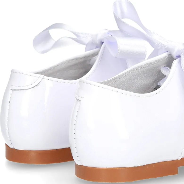 Mercedita clásica tipo ANGELITO en piel charol BLANCO.