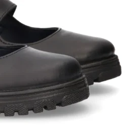 Mercedita colegial niña OKAA sin cordones con suela de goma dentada en piel lavable.