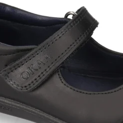 Mercedita colegial niña OKAA sin cordones y puntera reforzada en piel lavable.
