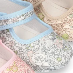 Mercedita con cierre adherente en lona con estampado de FLORES para bebés.