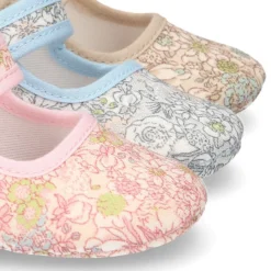 Mercedita con cierre adherente en lona con estampado de FLORES para bebés.