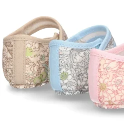 Mercedita con cierre adherente en lona con estampado de FLORES para bebés.