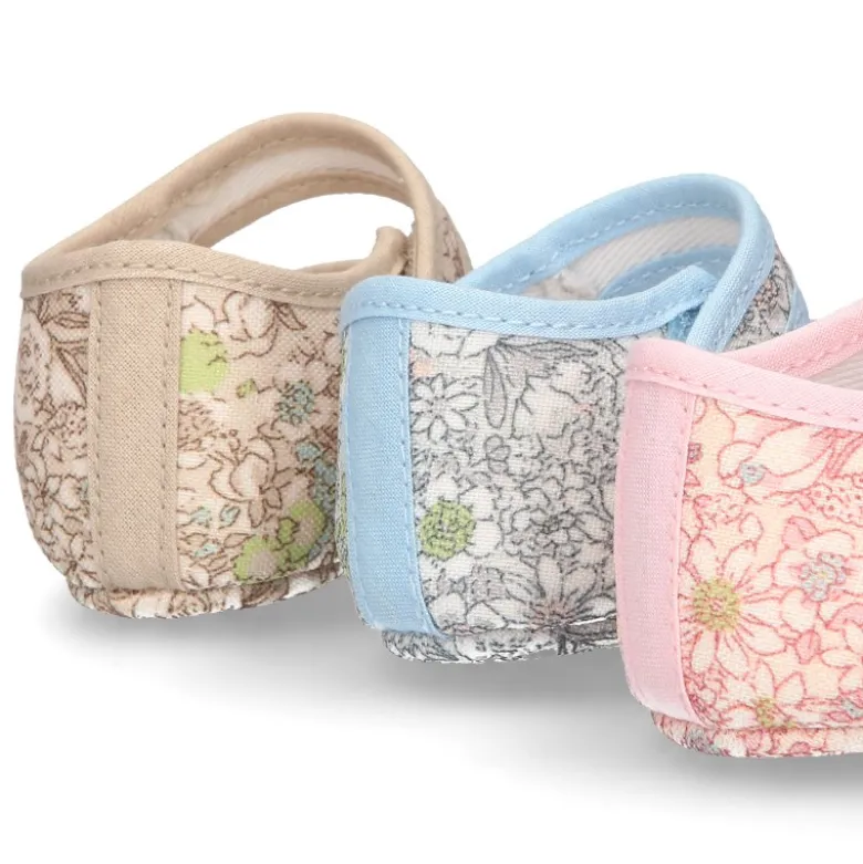 Mercedita con cierre adherente en lona con estampado de FLORES para bebés.