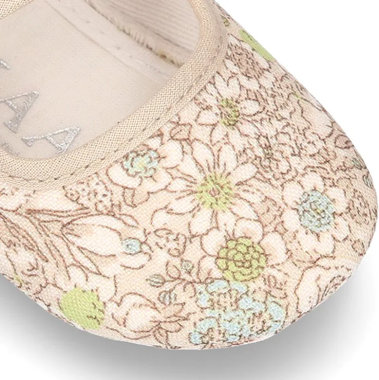 Mercedita con cierre adherente en lona con estampado de FLORES para bebés.