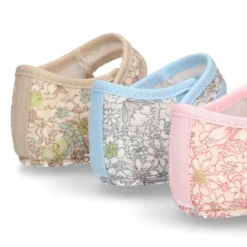 Mercedita con cierre adherente en lona con estampado de FLORES para bebés.