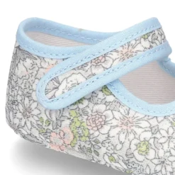 Mercedita con cierre adherente en lona con estampado de FLORES para bebés.