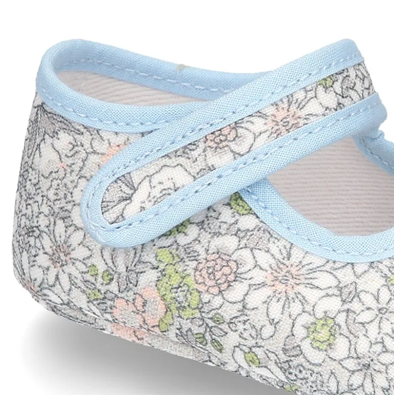 Mercedita con cierre adherente en lona con estampado de FLORES para bebés.