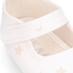Mercedita con cierre adherente en lona con estrellas para bebés.