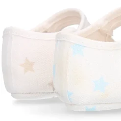 Mercedita con cierre adherente en lona con estrellas para bebés.