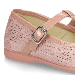 Mercedita en forma de T en lona con brillos y charol para vestir.
