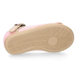 Mercedita en lino estilizada con hebilla y puntillas.