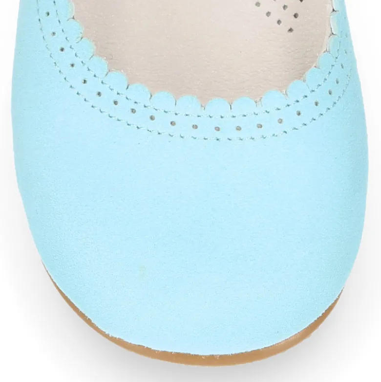 Mercedita escotada con botón en piel ante en colores pasteles.