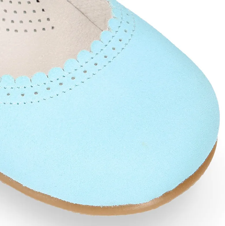 Mercedita escotada con botón en piel ante en colores pasteles.