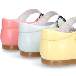 Mercedita escotada MODA con hebilla en piel napa.