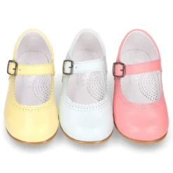 Mercedita escotada MODA con hebilla en piel napa.