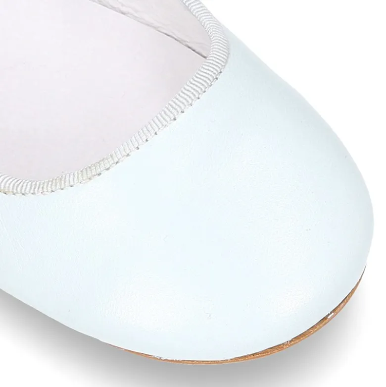 Mercedita MODA escotada con hebilla en piel suave en colores de temporada.