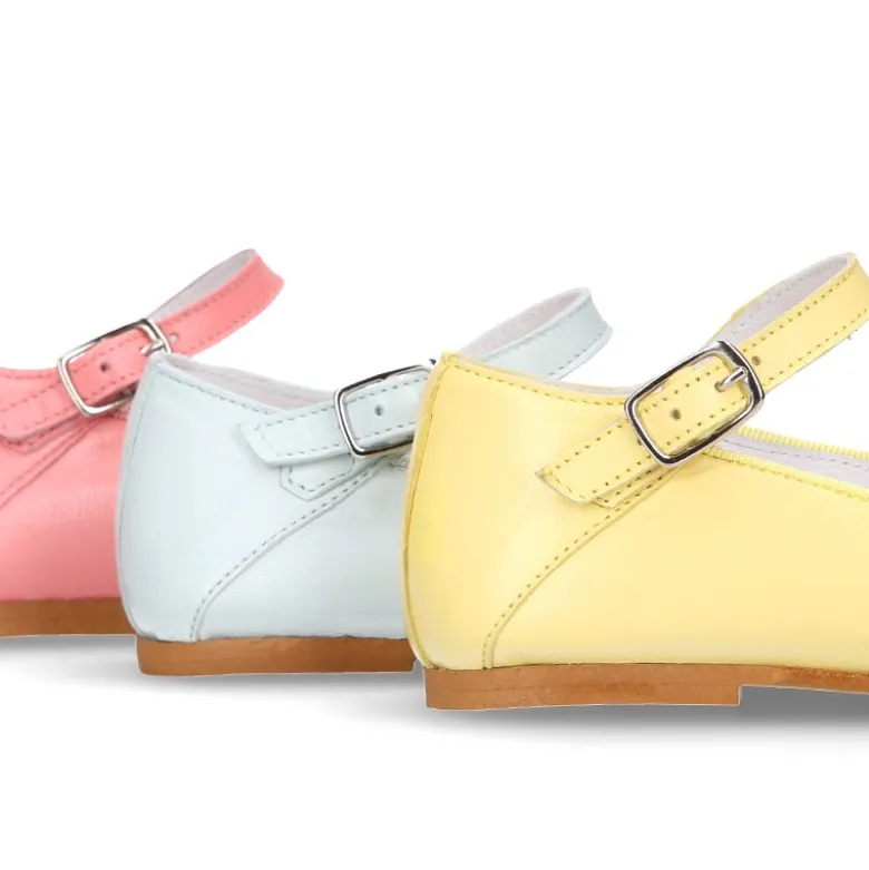 Mercedita MODA escotada con hebilla en piel suave en colores de temporada.