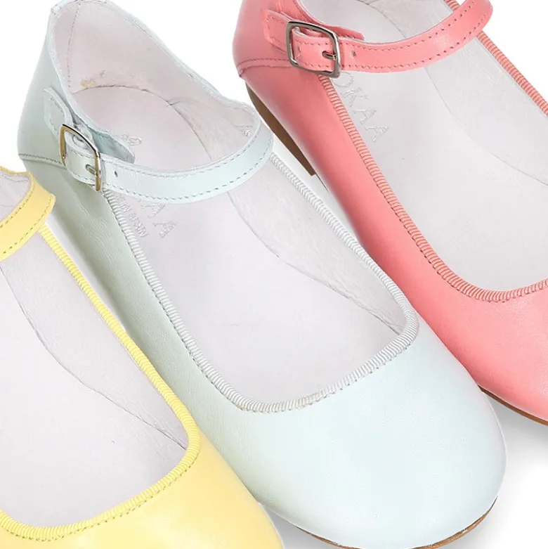 Mercedita MODA escotada con hebilla en piel suave en colores de temporada.