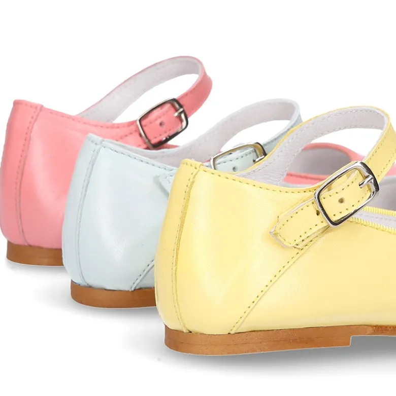 Mercedita MODA escotada con hebilla en piel suave en colores de temporada.