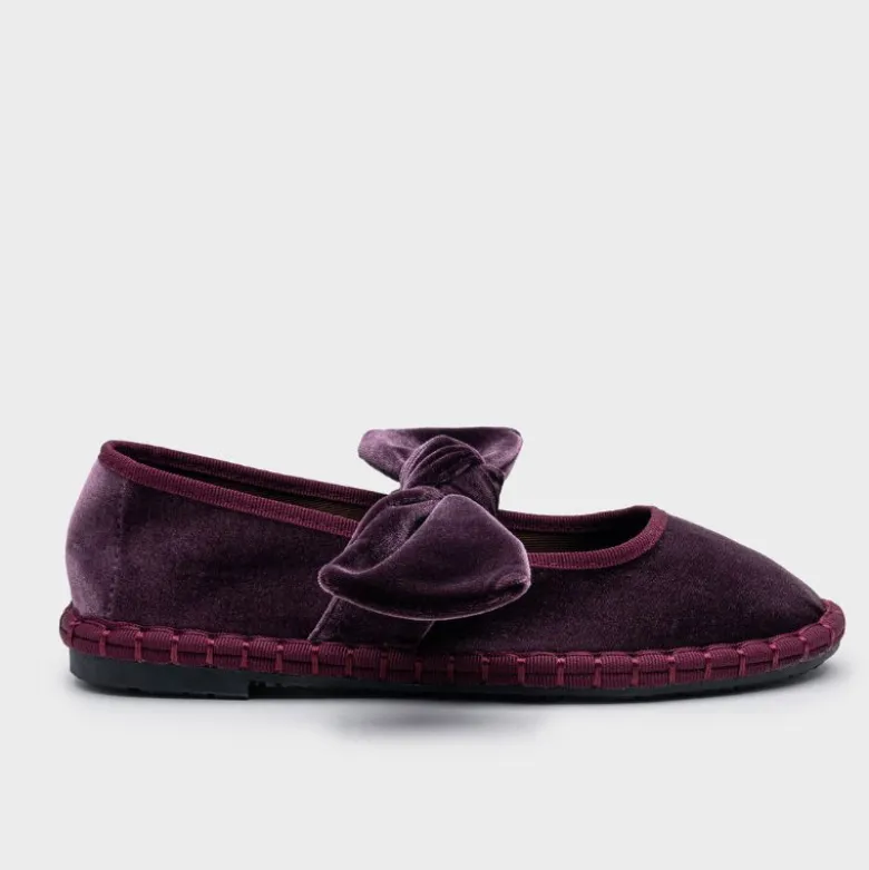 Mercedita mujer en terciopelo morado con lazo