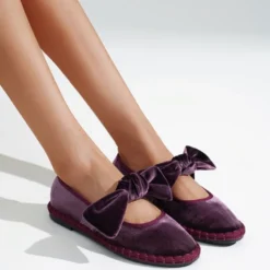 Mercedita mujer en terciopelo morado con lazo