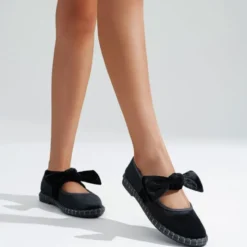 Mercedita mujer en terciopelo negro con lazo