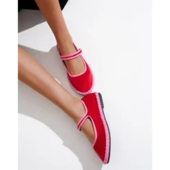 Mercedita mujer en terciopelo rojo con hebilla y clip