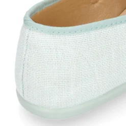 Mercedita mujer estilizada en lino con hebilla.