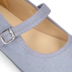 Mercedita mujer estilizada en lino con hebilla.