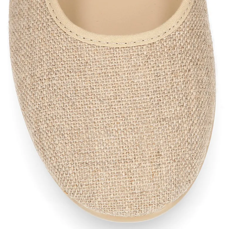 Mercedita mujer estilizada en lino con hebilla.