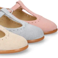 Mercedita niña ceremonia en forma de T en piel serraje en colores pastel.