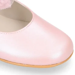 Mercedita niña ceremonia en piel rosa empolvado con flor de tul.