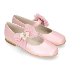Mercedita niña ceremonia en piel rosa empolvado con flor de tul.